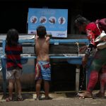 Imagen de archivo de un par de niños en una estación migratoria luego de cruzar la selva del Darién con rumbo a los Estados Unidos. EFE/ Bienvenido Velasco