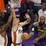 Fotografía de archivo de LeBron James (d), de Los Angeles Lakers. EFE/EPA/CAROLINE BREHMAN