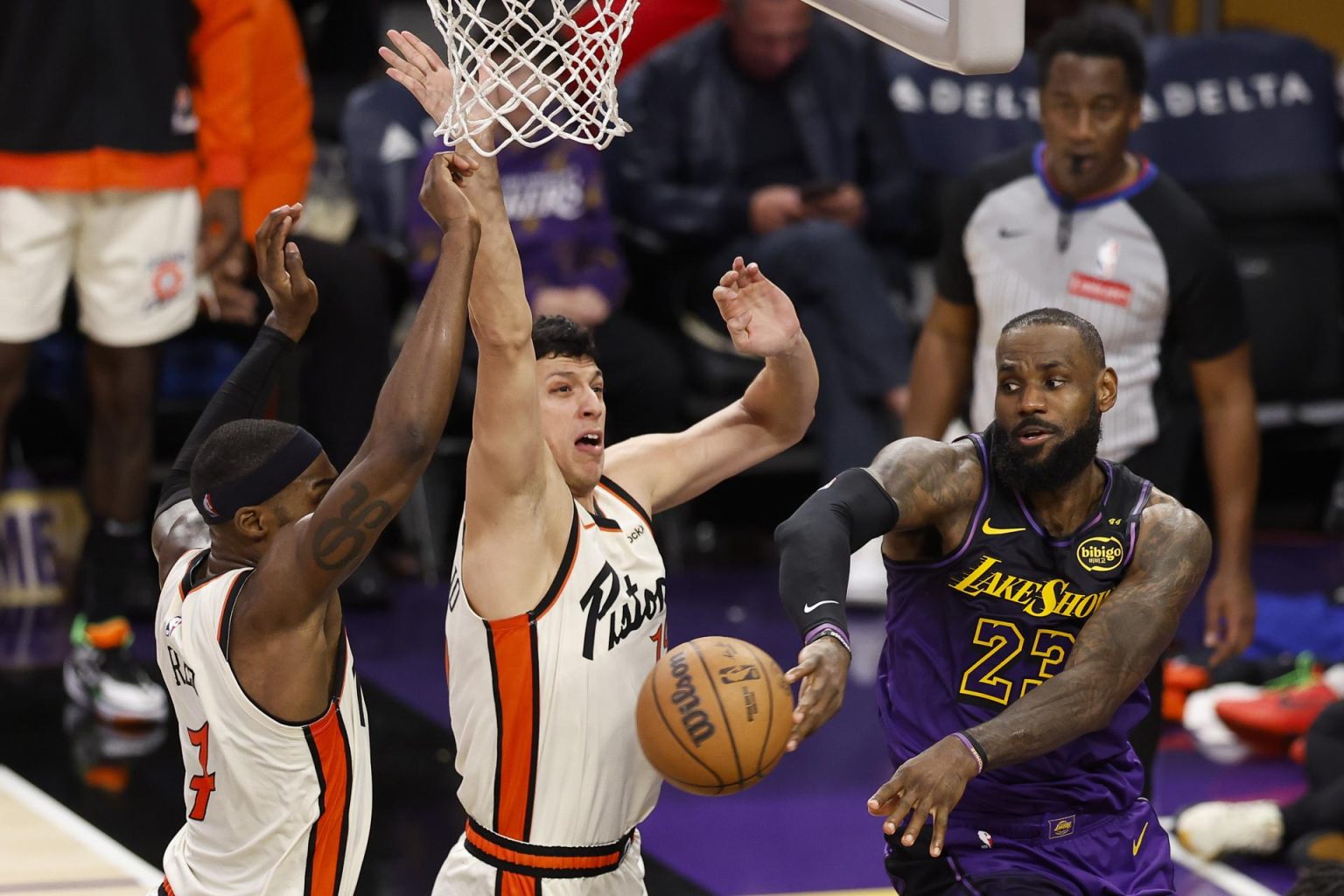 Fotografía de archivo de LeBron James (d), de Los Angeles Lakers. EFE/EPA/CAROLINE BREHMAN