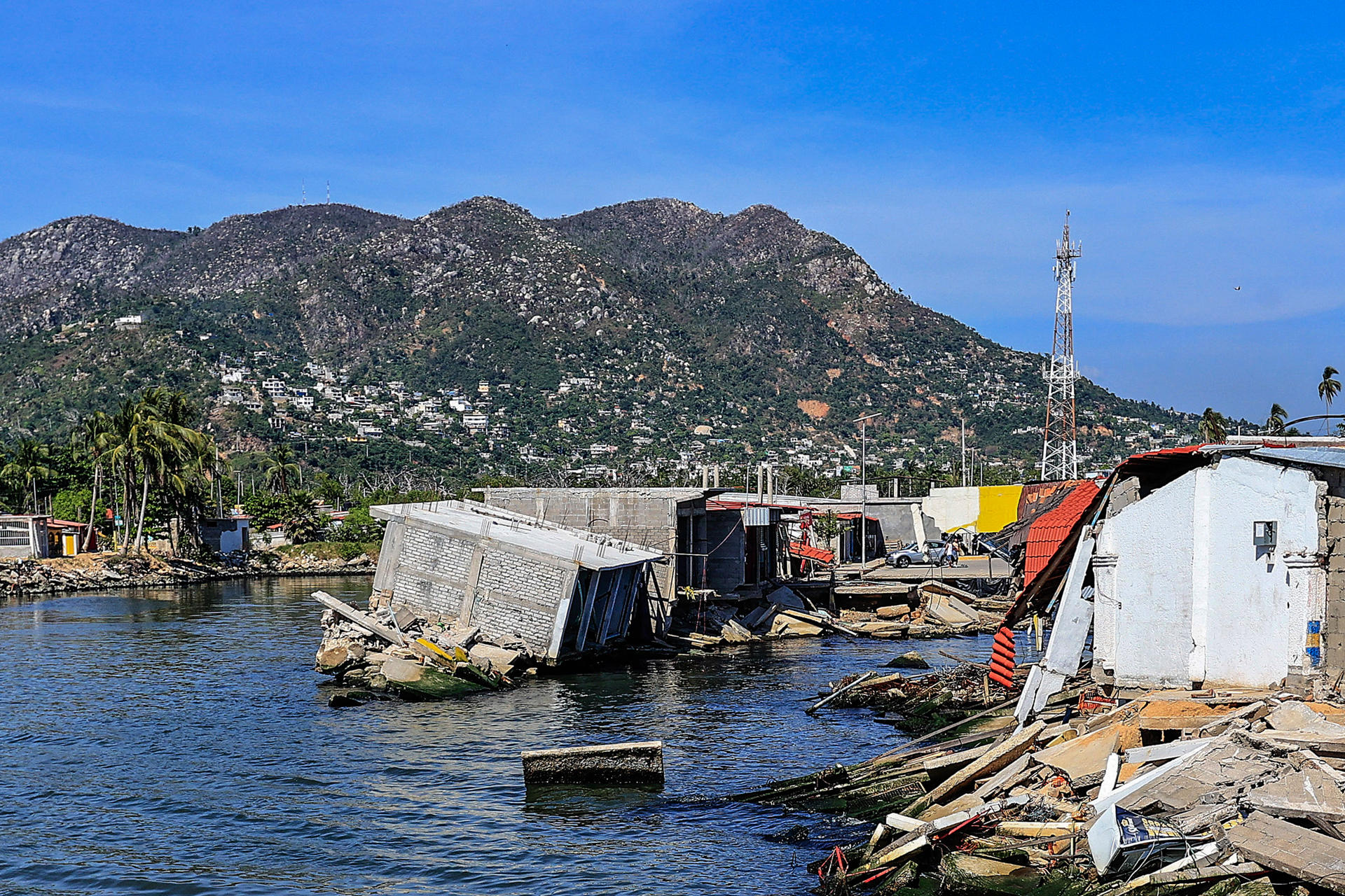 Fotografía de este domingo de una zona afectada por el paso de los huracanes John y Otis, en el balneario de Acapulco, Guerrero (México). EFE/ David Guzmán
