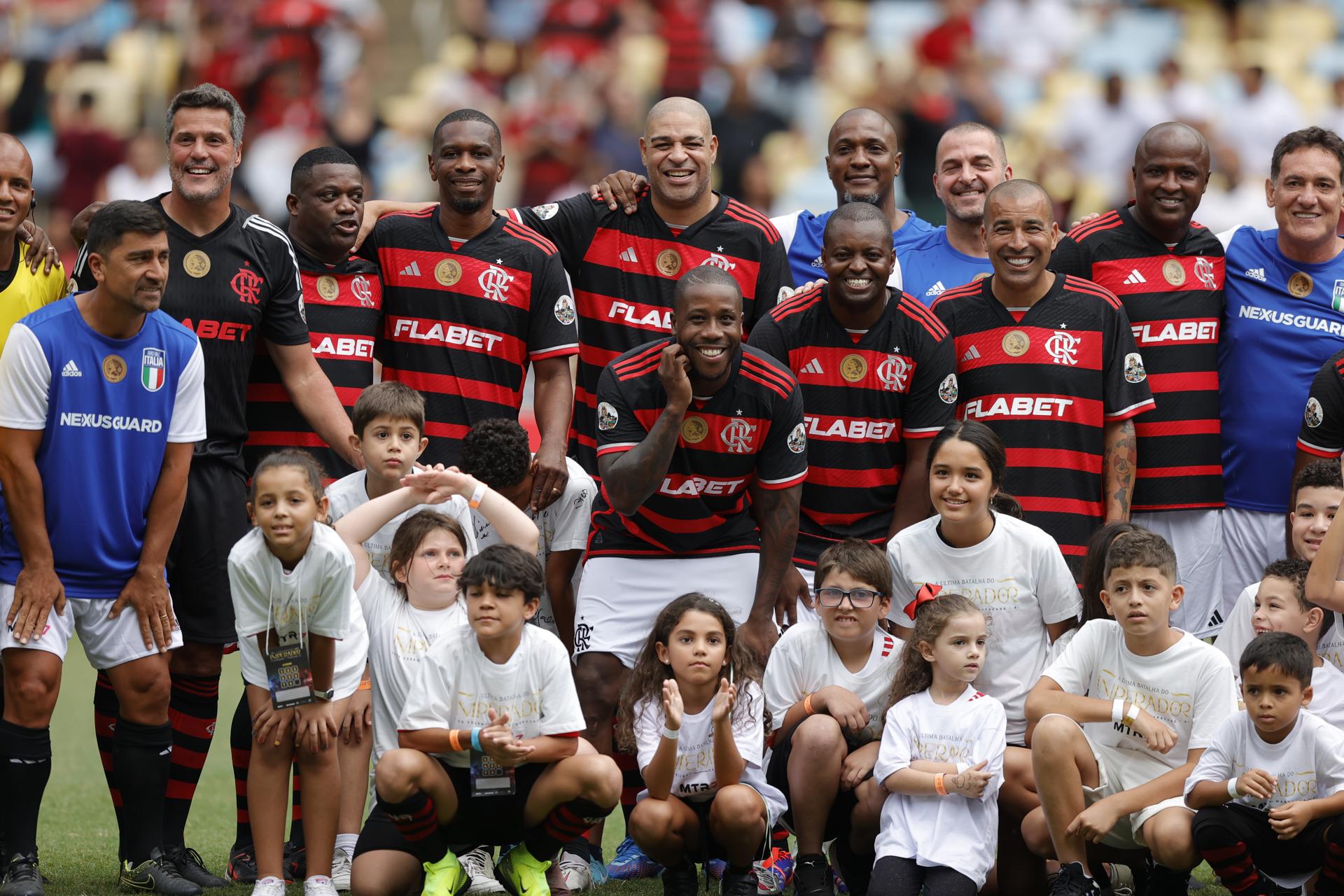 El exfutbolista brasileño Adriano (arriba-c) posa junto aexjugadores durante su partido de despedida en el estadio Maracaná, en Río de Janeiro (Brasil). EFE/ André Coelho
