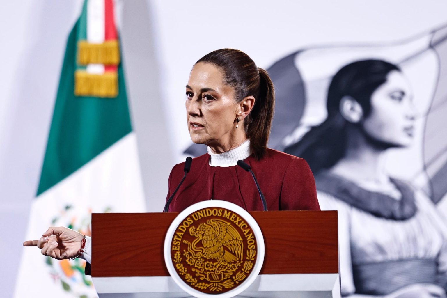 La presidenta de México, Claudia Sheinbaum, habla durante una rueda de prensa este miércoles, en Palacio Nacional en Ciudad de México (México). EFE/Sáshenka Gutiérrez