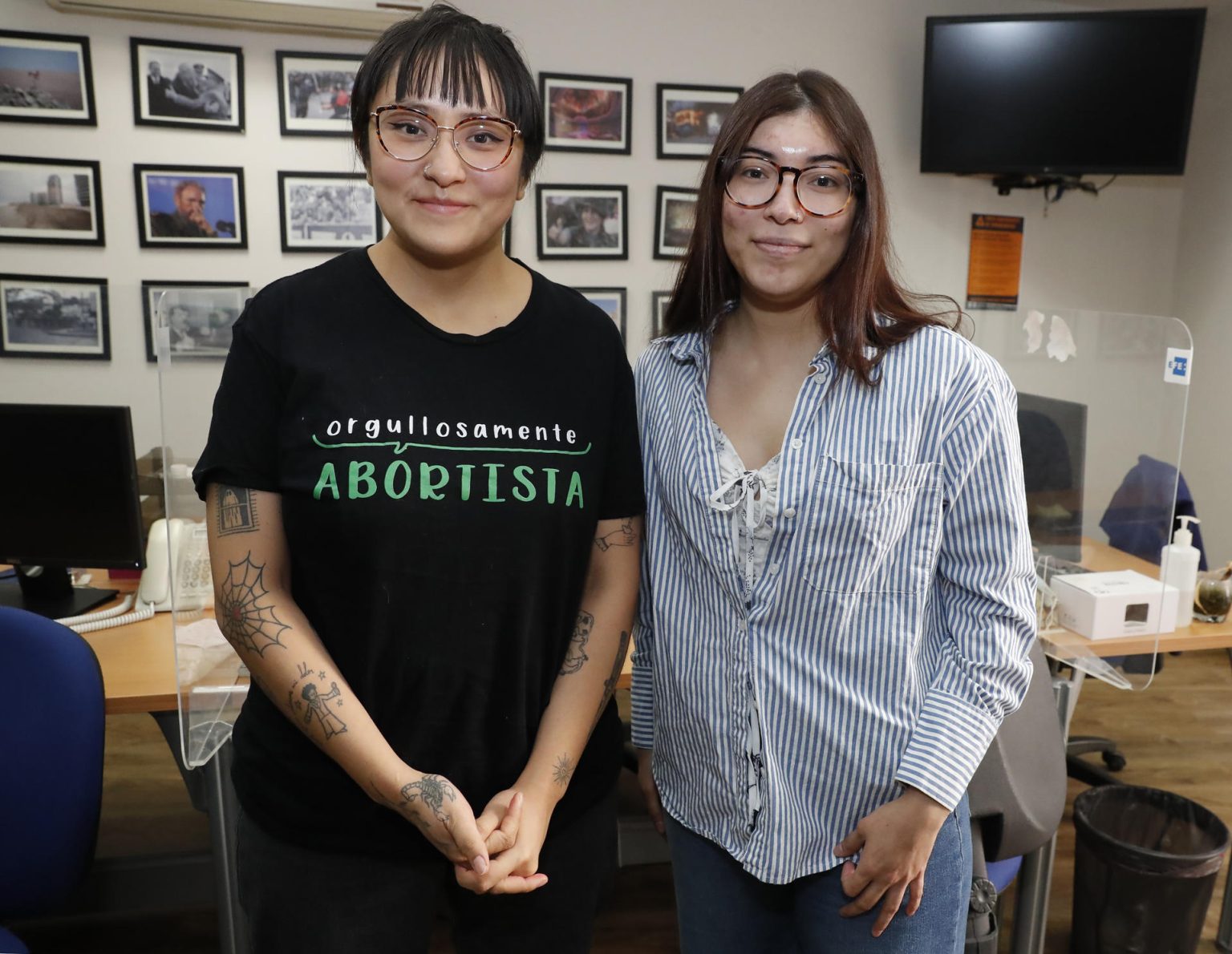 La coordinadora y oficial de comunicación e incidencia de Fondo MARÍA, Brenda Gutiérrez (i), y la oficial de incidencia y comunicación de la misma organización, Gabriela Millán, posan durante una entrevista con EFE, este viernes en Ciudad de México (México). EFE/ Mario Guzmán