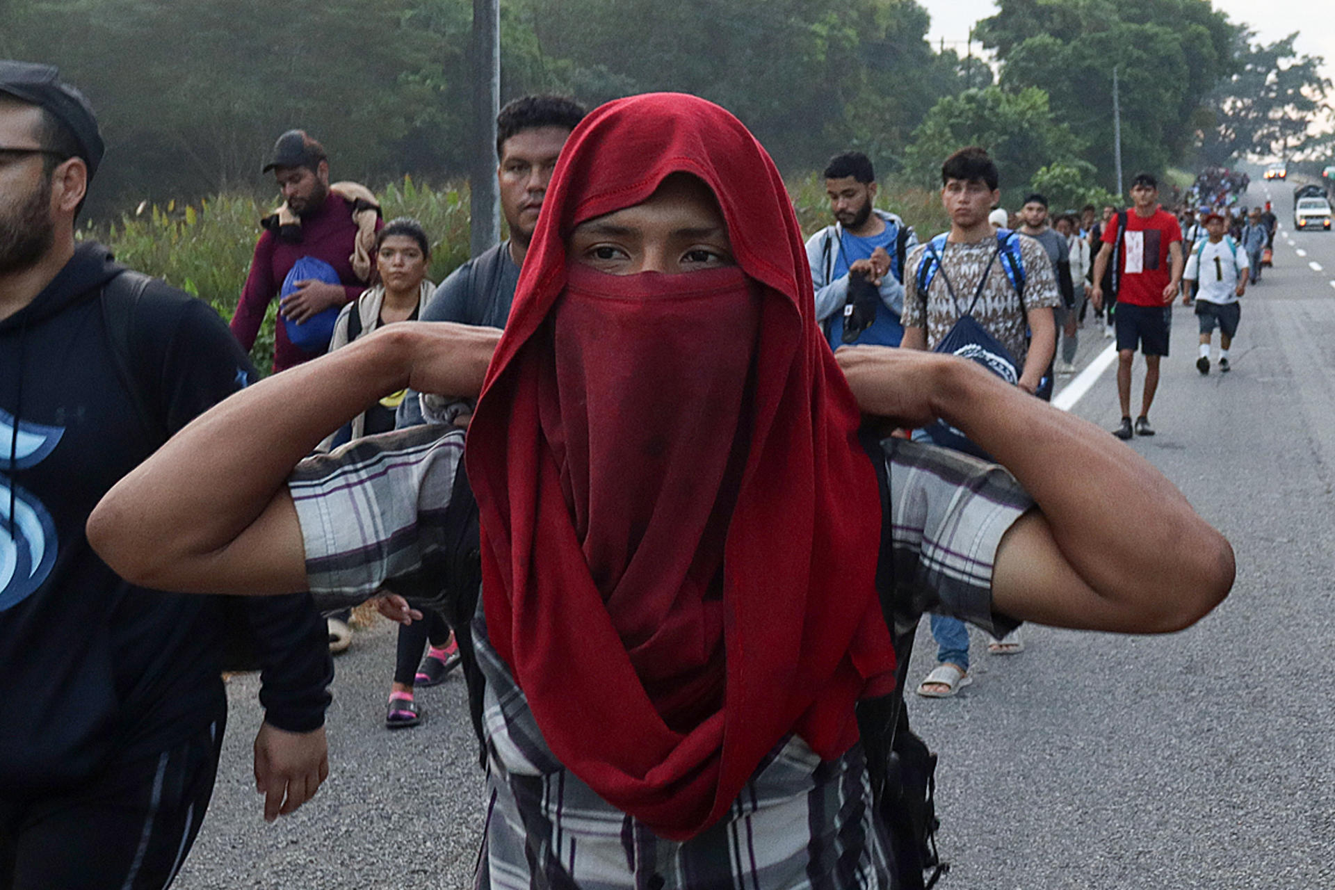 Migrantes caminan hacia la frontera con Estados Unidos este lunes, en el municipio de Huehuetán (México). EFE/ Juan Manuel Blanco
