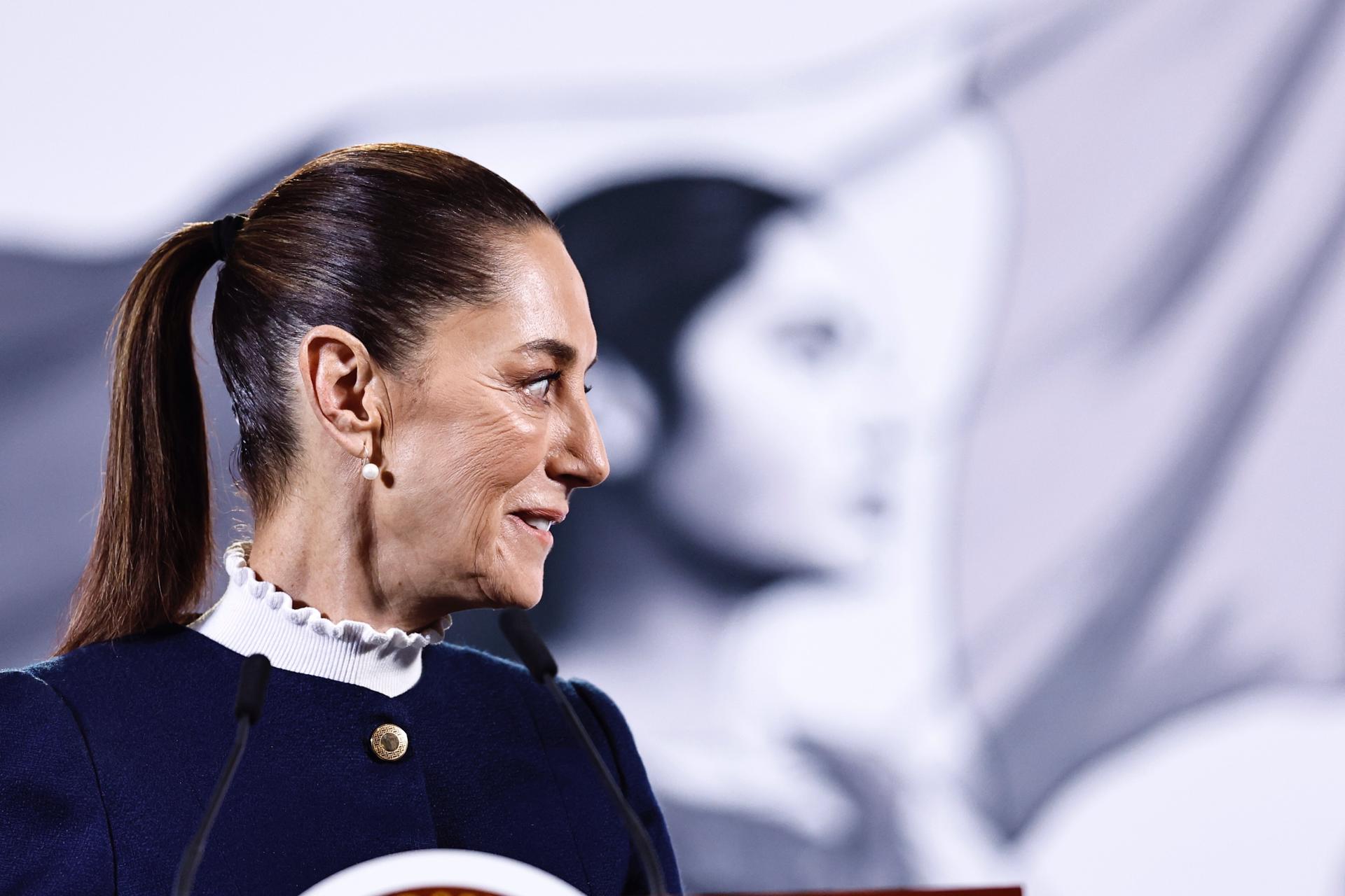 La presidenta de México, Claudia Sheinbaum, asiste este martes a su rueda de prensa matutina en el Palacio Nacional de la Ciudad de México (México). EFE/ Sáshenka Gutiérrez
