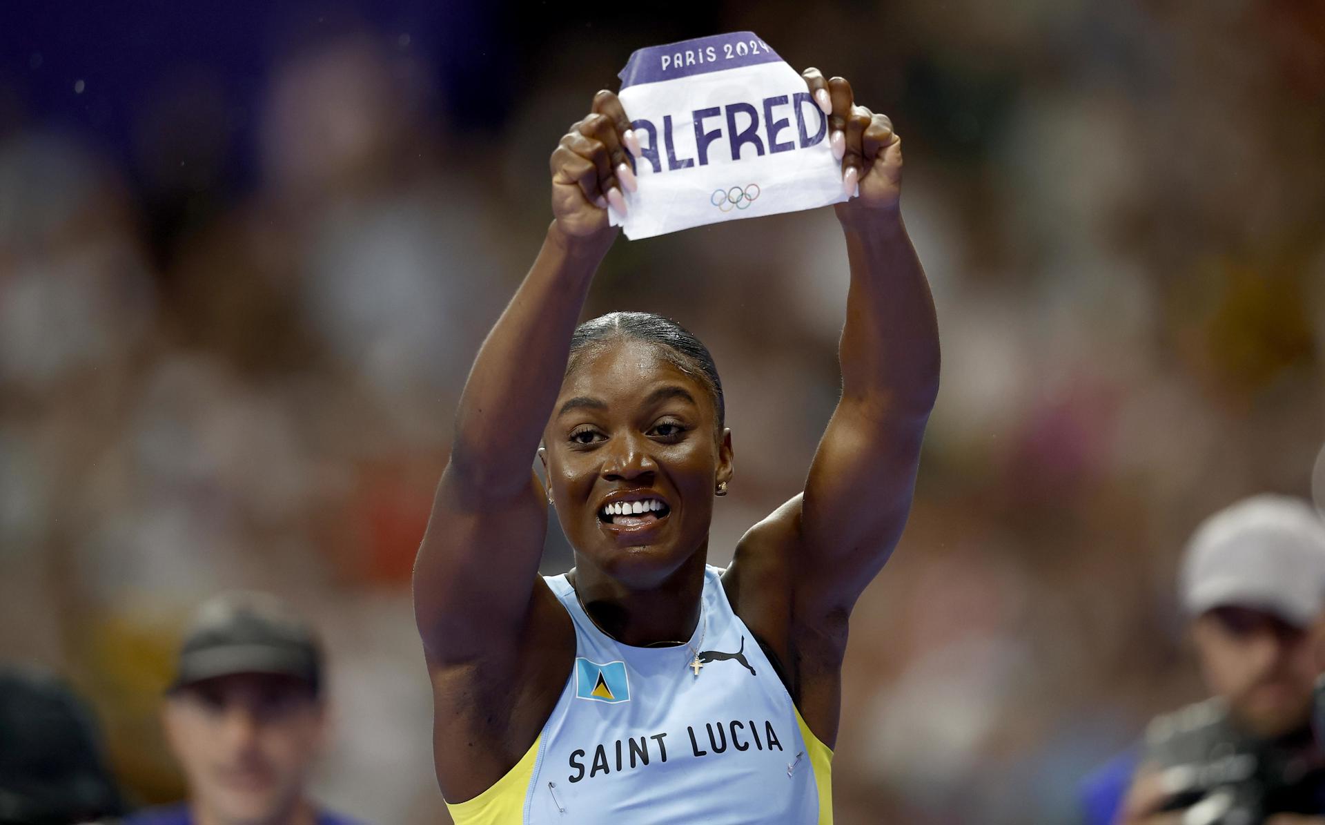 La atleta santalucense Julien Alfred al celebrar su victoria en la final de la prueba femenina de los 100 m lisos de los Juegos Olímpicos París 2024, el pasado 3 de agosto, en el estadio Saint Denis de la capital francesa. EFE/Yoan Valat
