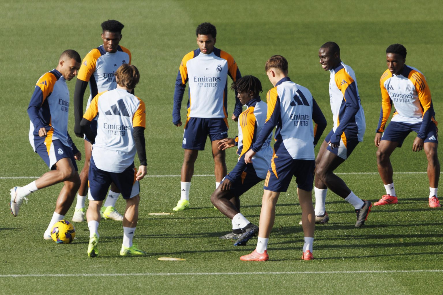 Jugadores del Real Madrid durante un entrenamiento este martes. La FIFA anunció que el Real Madrid estará en el bombo 1 en el sorteo del Mundial de Clubes, que se celebrará en Estados Unidos. EFE/Sergio Pérez