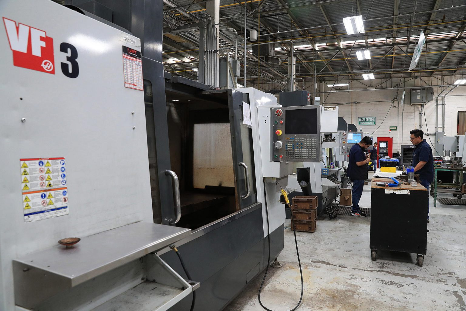 Imagen de archivo que muestra a varios empleados trabajando en una maquiladora en Ciudad Juárez, Chihuahua (México). EFE/ Luis Torres