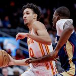 El alero de Hawks, Zaccharie Risacher (i) supera este lunes al escolta de Pelicans, Javonte Green (d), durante el juego que los de Atlanta ganaron en casa por 124-112 a la franquicia de New Olrleans. EFE/EPA/ERIK S. LESSER SHUTTERSTOCK OUT