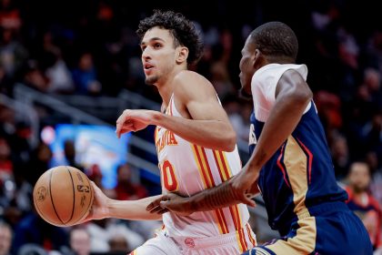 El alero de Hawks, Zaccharie Risacher (i) supera este lunes al escolta de Pelicans, Javonte Green (d), durante el juego que los de Atlanta ganaron en casa por 124-112 a la franquicia de New Olrleans. EFE/EPA/ERIK S. LESSER SHUTTERSTOCK OUT