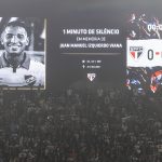 Jugadores de Sao Paulo y de Mineiro guardan un minuto de silencio por el fallecimiento del jugador uruguayo Juan Manuel Izquierdo, en una imagen de archivo. EFE/ Isaac Fontana