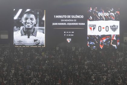 Jugadores de Sao Paulo y de Mineiro guardan un minuto de silencio por el fallecimiento del jugador uruguayo Juan Manuel Izquierdo, en una imagen de archivo. EFE/ Isaac Fontana