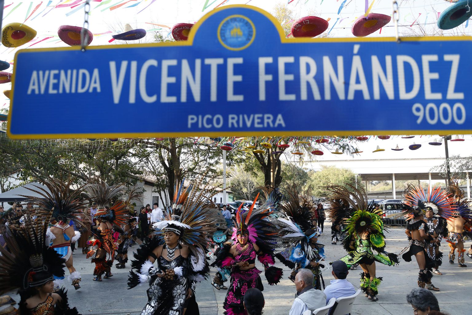 Danzantes participan en una misa por el aniversario luctuoso del cantante de música regional mexicana Vicente Fernández este jueves, en el rancho Los Tres Potrillos en Tlajomulco, estado de Jalisco (México). EFE/ Francisco Guasco