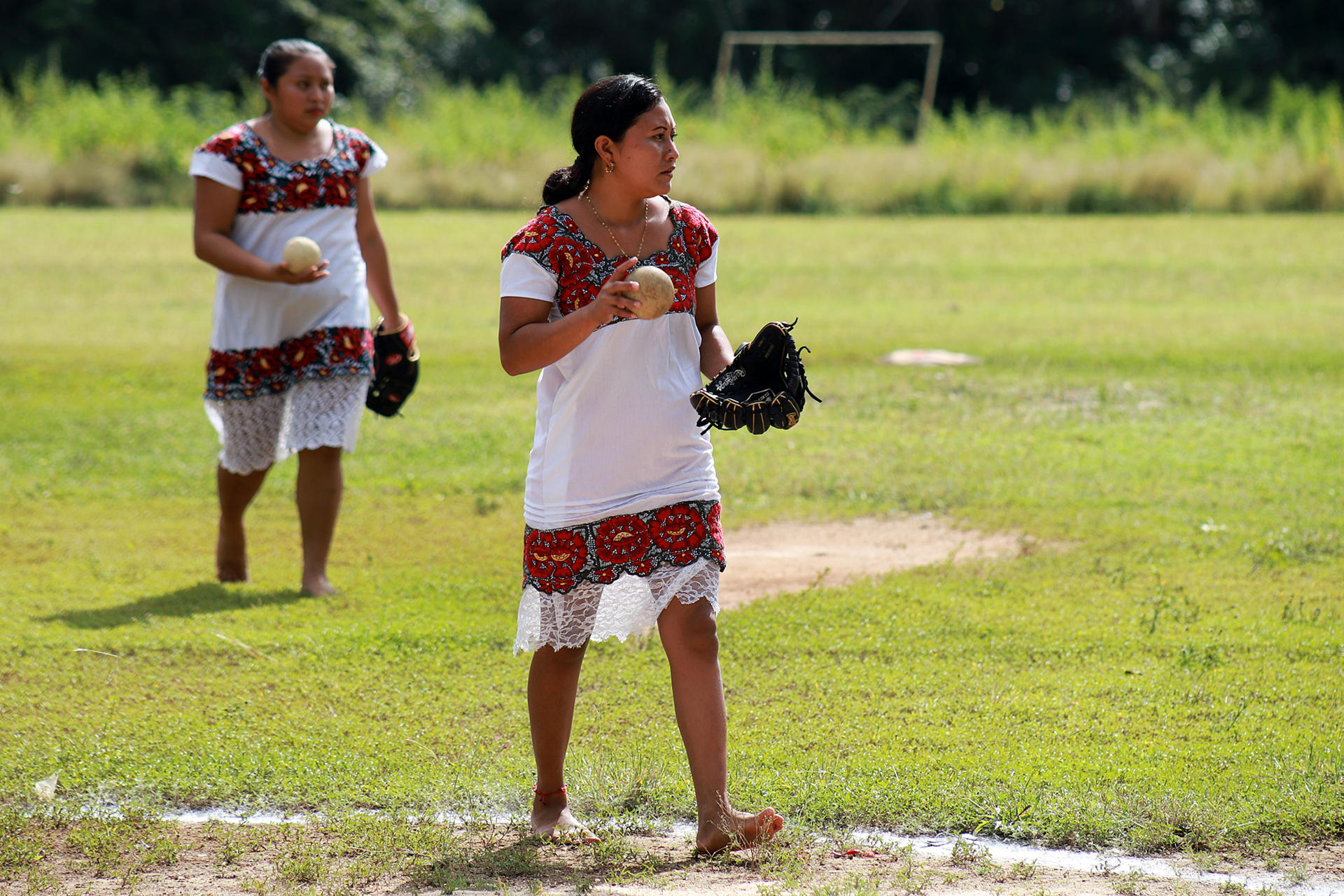 Jugadoras del equipo Diablillas Mestizas de Hondzonot, participan en un juego de sóftbol el 20 de diciembre de 2024, en la zona maya del municipio de Tulum, en Quintana Roo (México). EFE/ Lourdes Cruz
