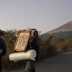 Peregrinos caminan rumbo a la Basílica de Guadalupe en la zona de Paso de Cortés este lunes, en Puebla (México). EFE/ Hilda Ríos