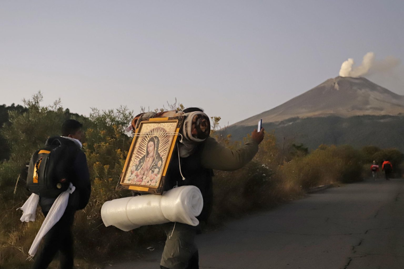 Peregrinos caminan rumbo a la Basílica de Guadalupe en la zona de Paso de Cortés este lunes, en Puebla (México). EFE/ Hilda Ríos