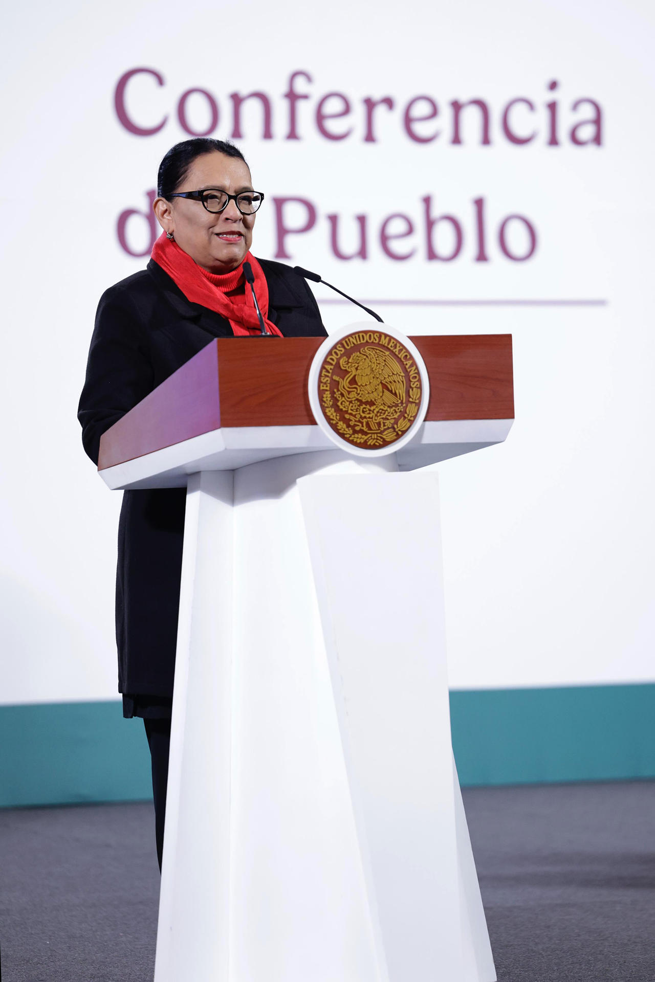 La secretaria de Gobernación, Rosa Icela Rodríguez, habla este lunes, durante una rueda de prensa en Palacio Nacional de la Ciudad de México (México). EFE/ Sáshenka Gutiérrez
