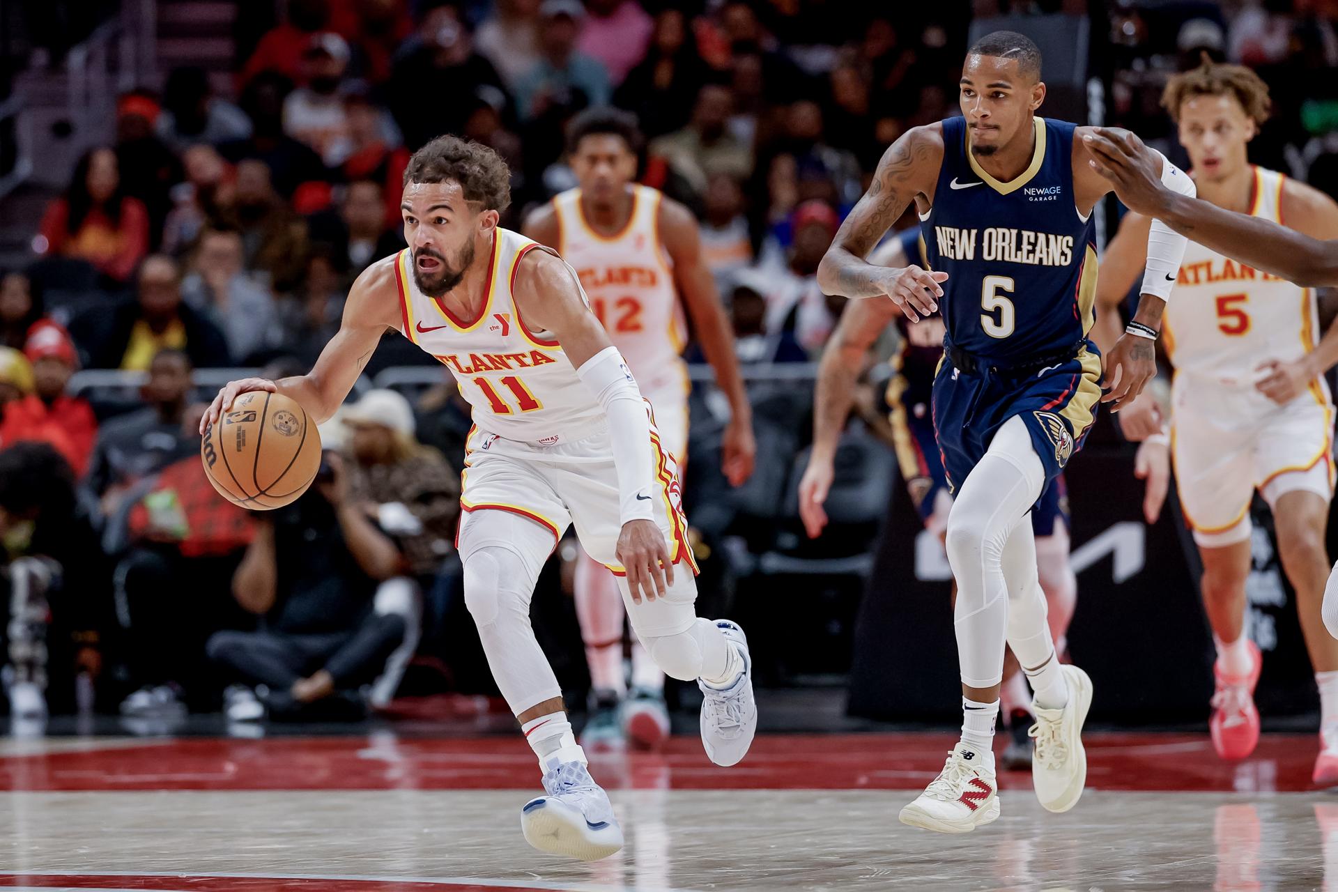 El escolta de Hawks, Trae Young (i), se libra de la marca de su colega de Pelicans Dejounte Murray (d), durante el juego que la franquicia de Atlanta ganó este lunes por 124-112 a la de New Orleans. EFE/EPA/ERIK S. LESSER SHUTTERSTOCK OUT
