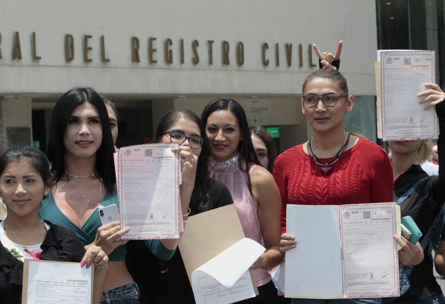 Imagen de archivo de un grupo de transexuales que posan para una fotografía después de obtener su acta de nacimiento, en Ciudad de México (México). EFE/Mario Guzmán