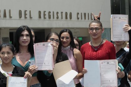 Imagen de archivo de un grupo de transexuales que posan para una fotografía después de obtener su acta de nacimiento, en Ciudad de México (México). EFE/Mario Guzmán