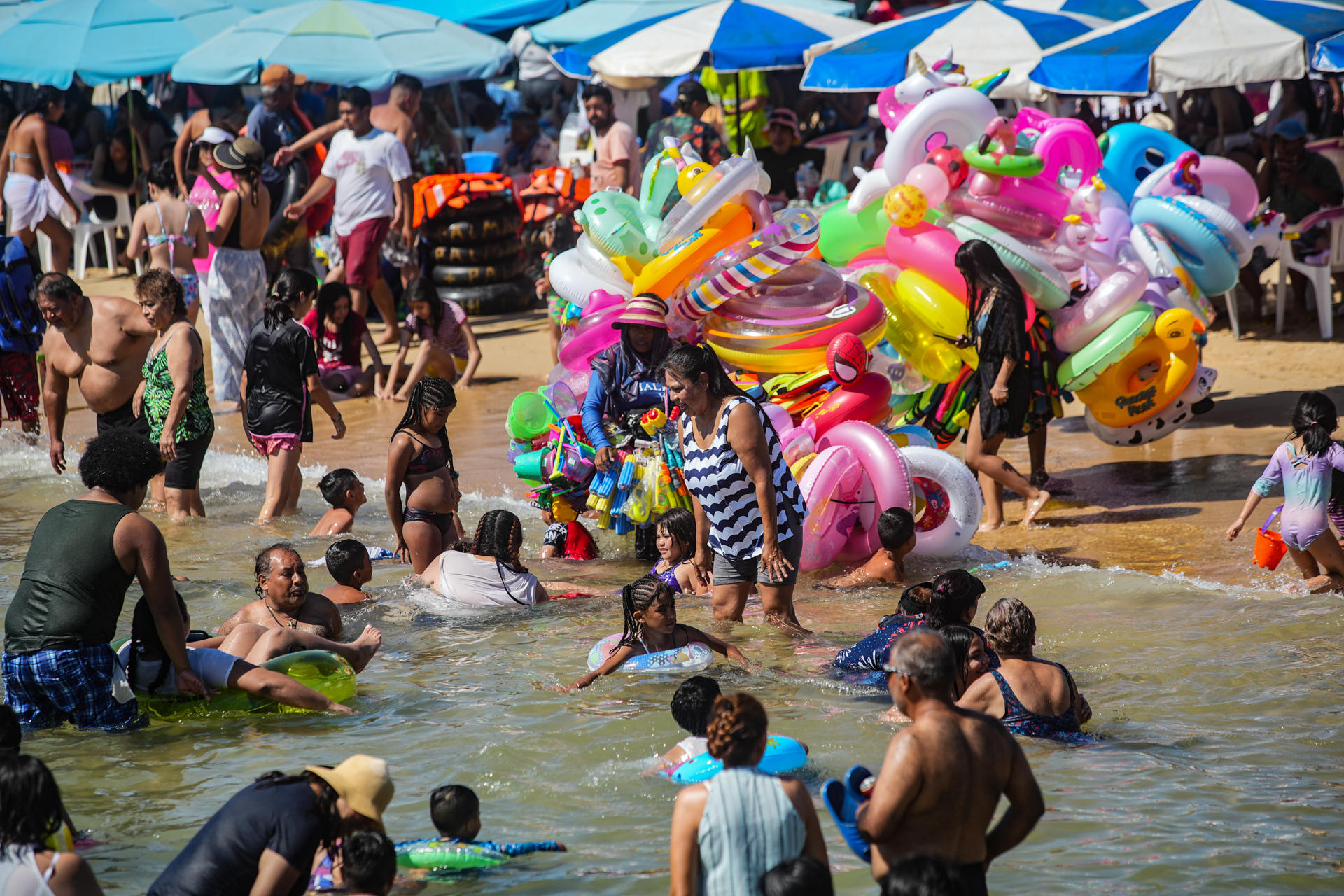 Turistas disfrutan en una playa del balneario de Acapulco este lunes, en el estado de Guerrero (México). EFE/ David Guzmán
