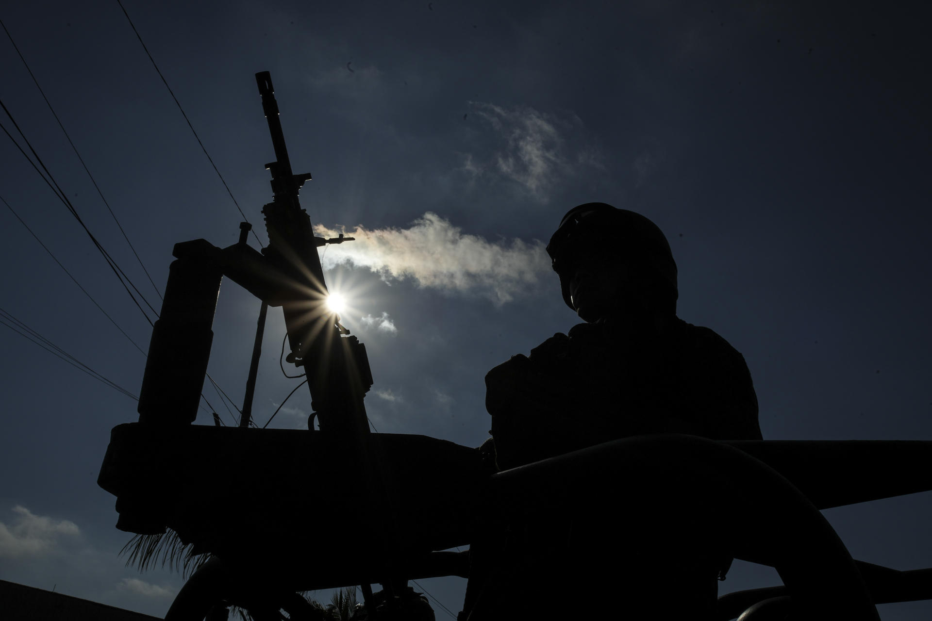 Elementos del Ejército Mexicano participan en un acto protocolario este lunes en el balneario de Acapulco, en Guerrero (México). EFE/ David Guzmán
