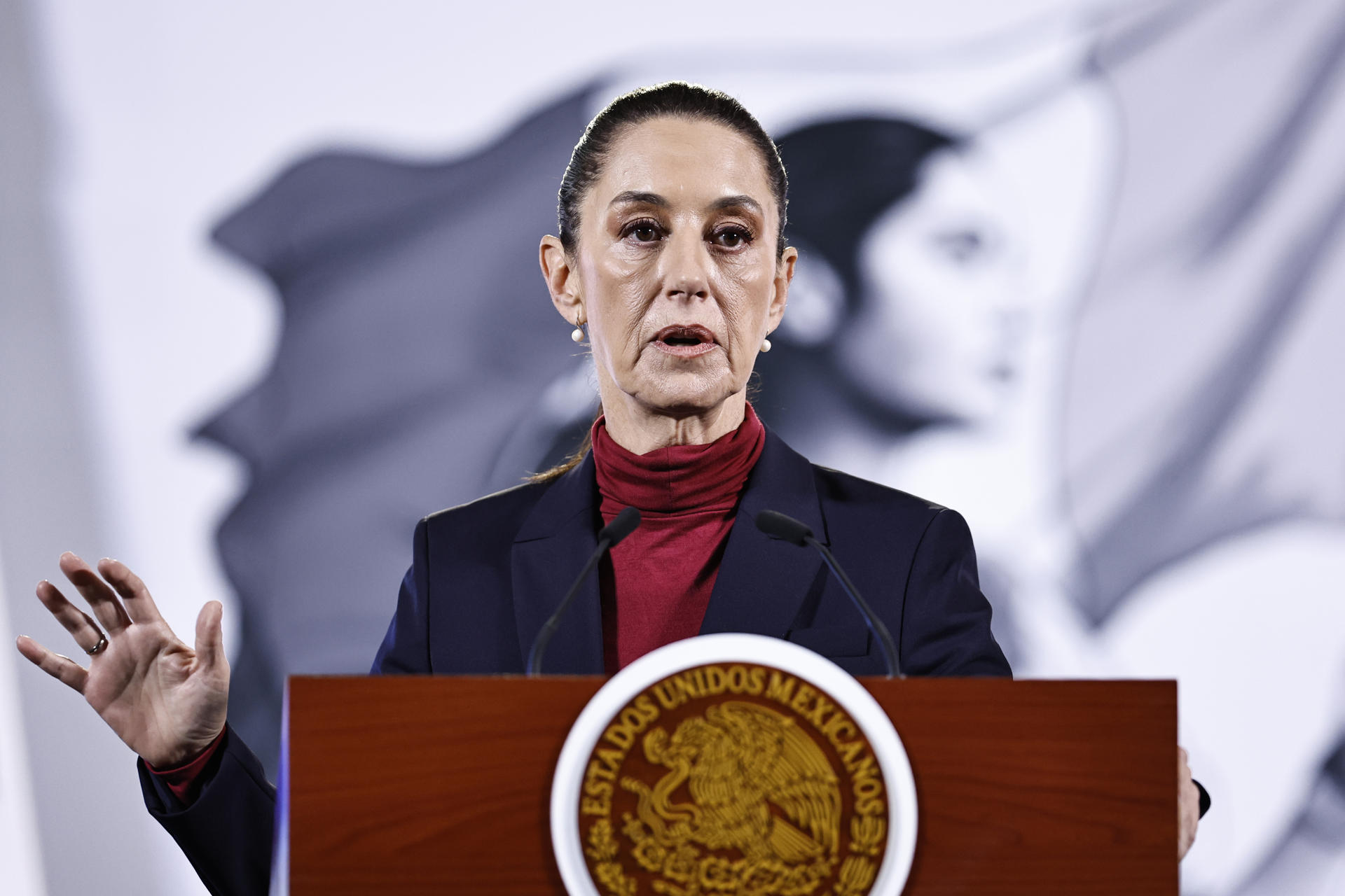 La presidenta de México, Claudia Sheinbaum, habla durante una rueda de prensa este lunes, en el Palacio Nacional de Ciudad de México (México). EFE/ Sáshenka Gutiérrez
