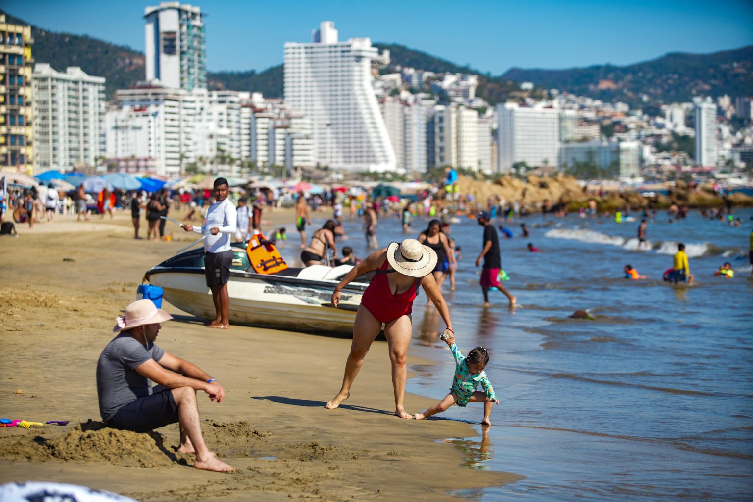 Turistas disfrutan en una playa del balneario de Acapulco este lunes, en el estado de Guerrero (México). EFE/ David Guzmán