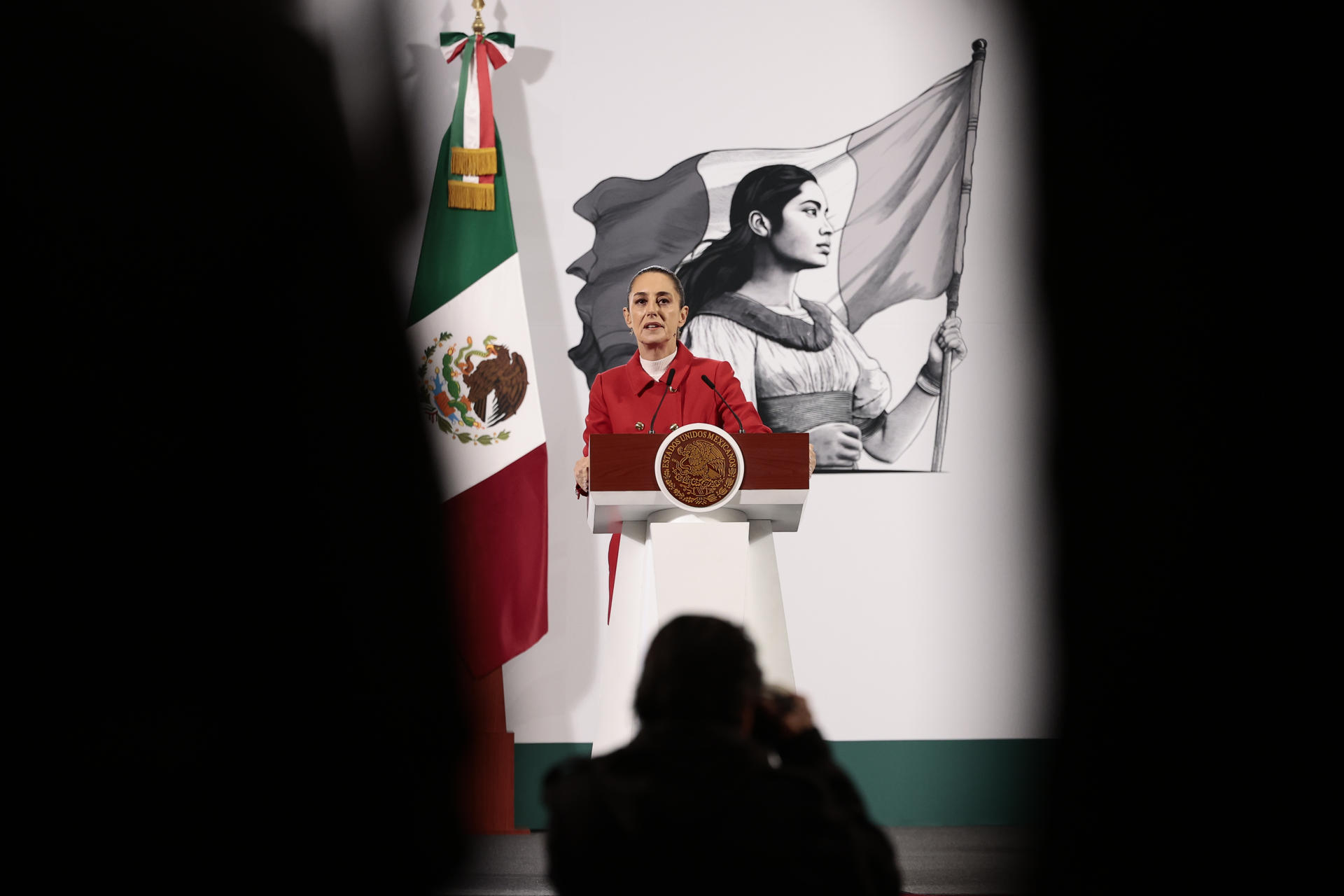 La presidenta de México, Claudia Sheinbaum, participa durante una rueda de prensa este viernes, en el Palacio Nacional de la Ciudad de México (México). EFE/ José Méndez
