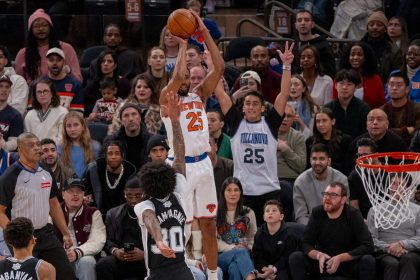 Mikal Bridges, de los Knicks, lanza la canasta sobre la marca de Julian Champagnie, de los Spurs en el Madison Square Garden, en Nueva York. EFE/ Angel Colmenares