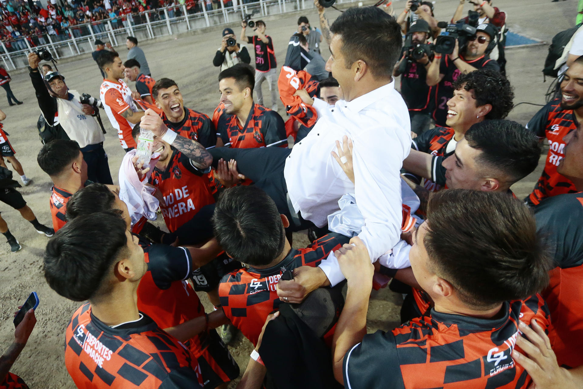 Jugadores de Deportes Limache celebran el ascenso del club fundado hace una década a la primera división del fútbol chileno en el estadio Fiscal de Talca. EFE/ Osvaldo Villarroel
