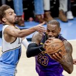 El referente de los Lakers, LeBron James (d) busca sacarse de encima del  guardia de los Hawks, Trae Young, durante el juego que este viernes ganó la franquicia de Atlanta por 134-132. EFE/EPA/ERIK S. LESSER SHUTTERSTOCK