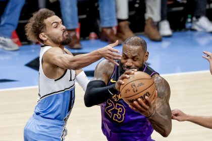 El referente de los Lakers, LeBron James (d) busca sacarse de encima del  guardia de los Hawks, Trae Young, durante el juego que este viernes ganó la franquicia de Atlanta por 134-132. EFE/EPA/ERIK S. LESSER SHUTTERSTOCK