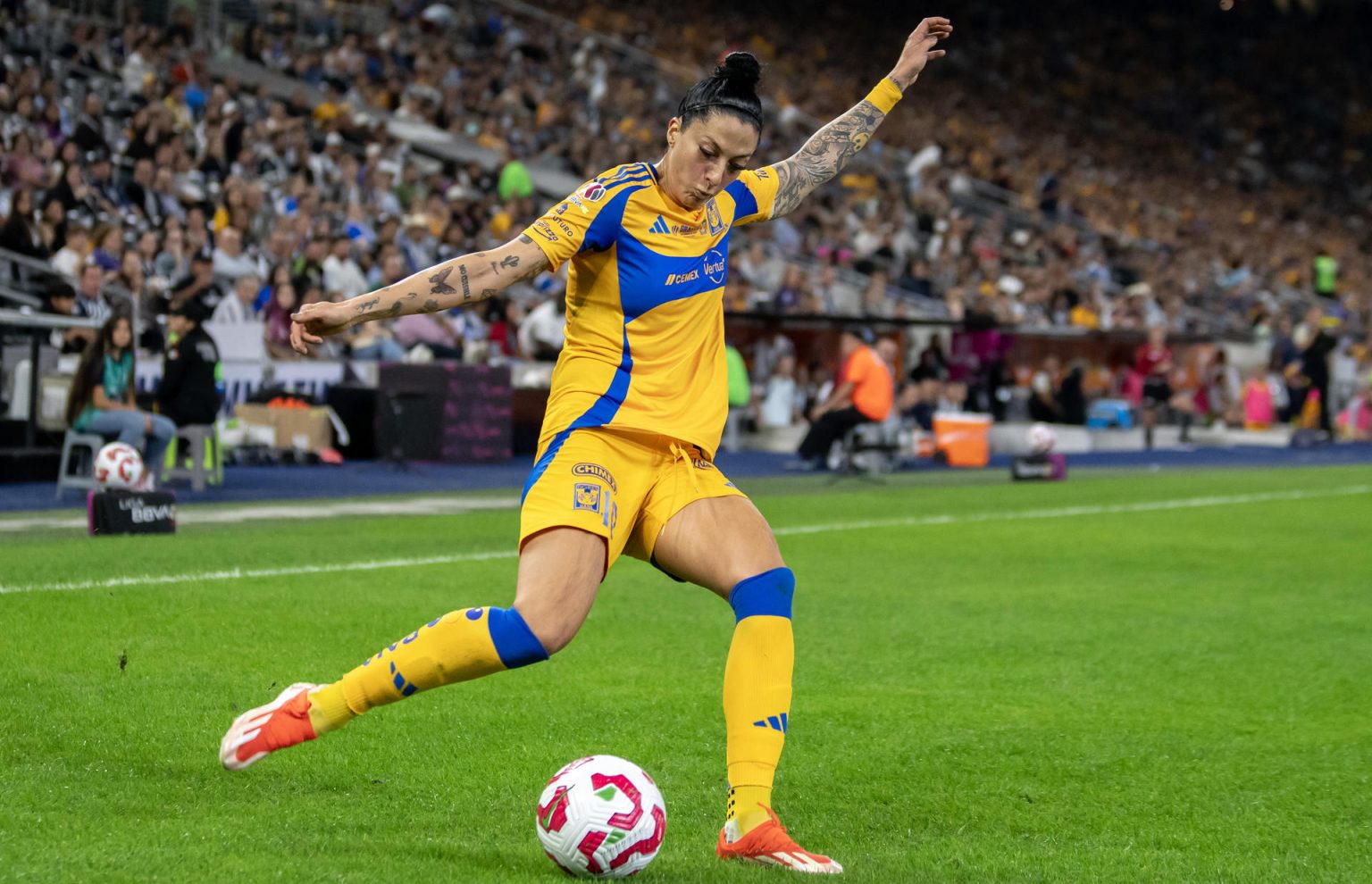 Jennifer Hermoso de Tigres patea un balón. Imagen de archivo. EFE/ Miguel Sierra