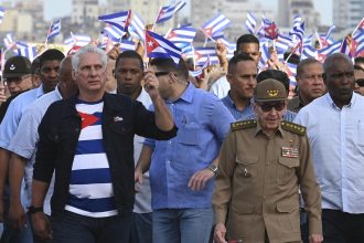 El presidente de Cuba Miguel Diaz-Canel (i), junto al General de Ejército Raúl Castro (d), asisten a una marcha frente a la embajada de Estados Unidos este viernes, en La Habana (Cuba). EFE/ Yamil Lage POOL