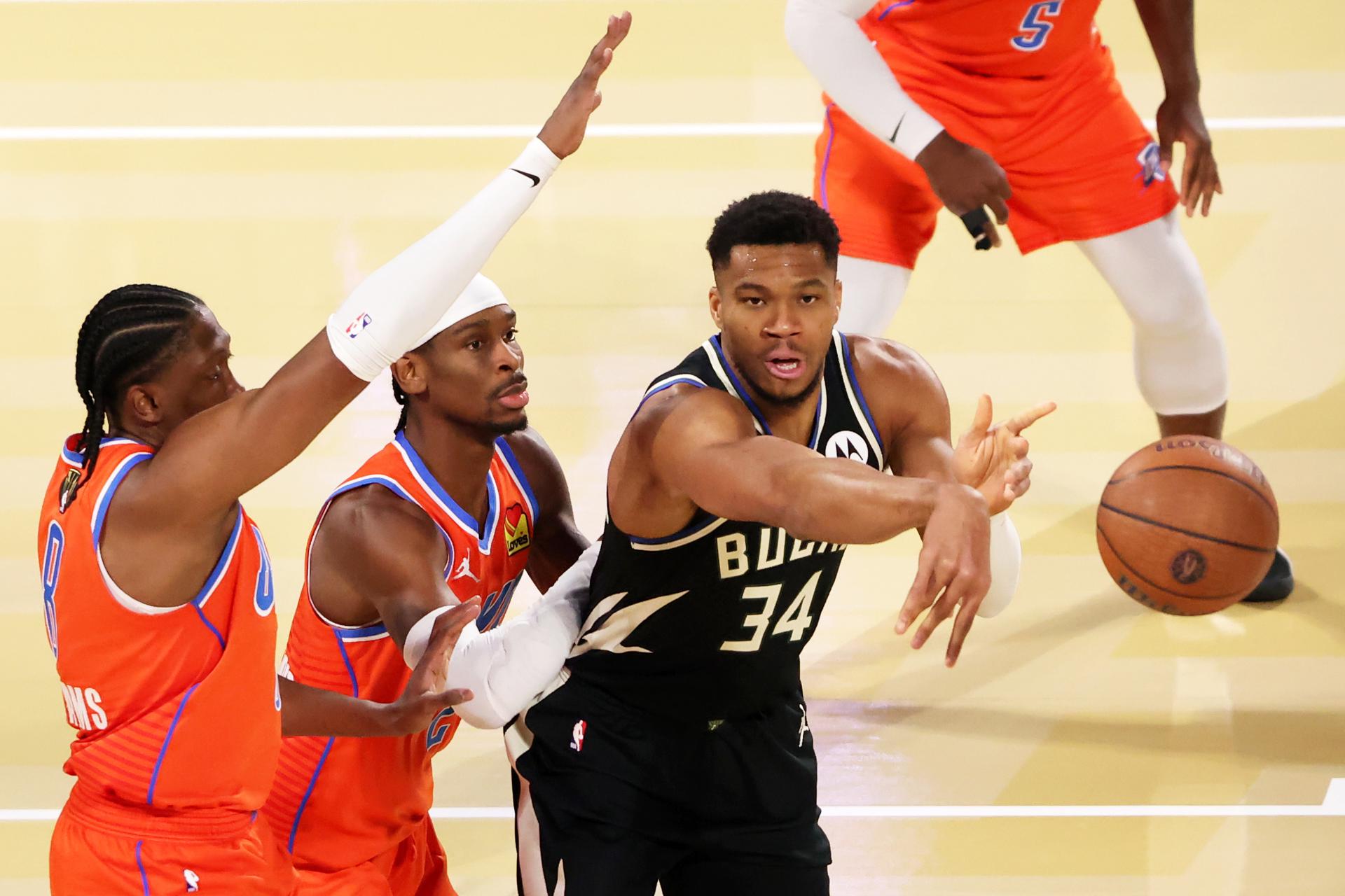 El alero de Milwaukee Bucks, Giannis Antetokounmpo, resultó este martes una pesadilla para Oklahoma City Thunder en la disputa de la NBA Cup. EFE/EPA/RONDA CHURCHILL SHUTTERSTOCK
