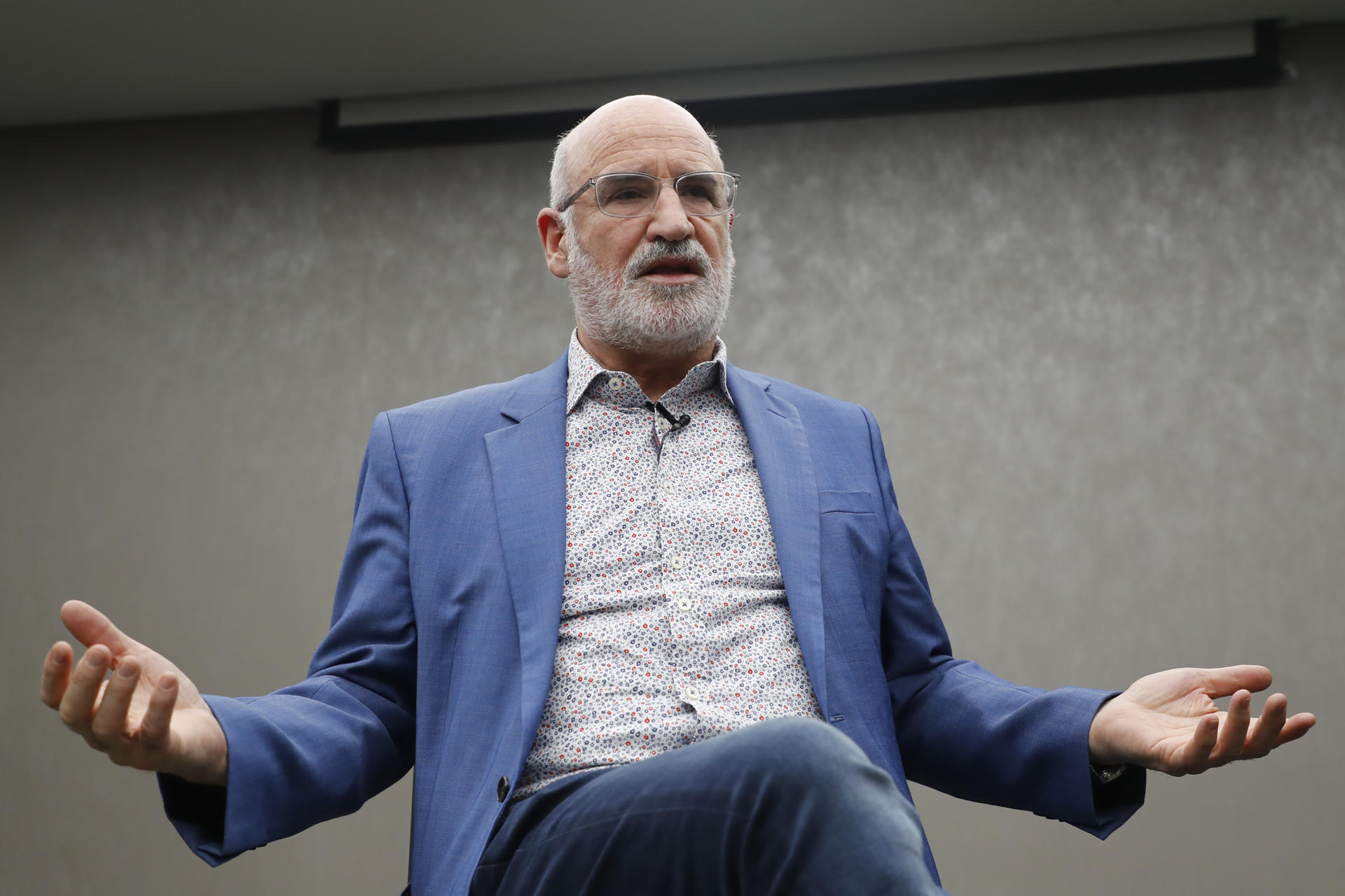 Fotografía del 30 de noviembre de 2024 del escritor español Fernando Aramburu durante una entrevista con EFE, en el marco de la edición 38 de la Feria Internacional del Libro de Guadalajara (FIL), este lunes en Guadalajara (México). EFE/ Francisco Guasco
