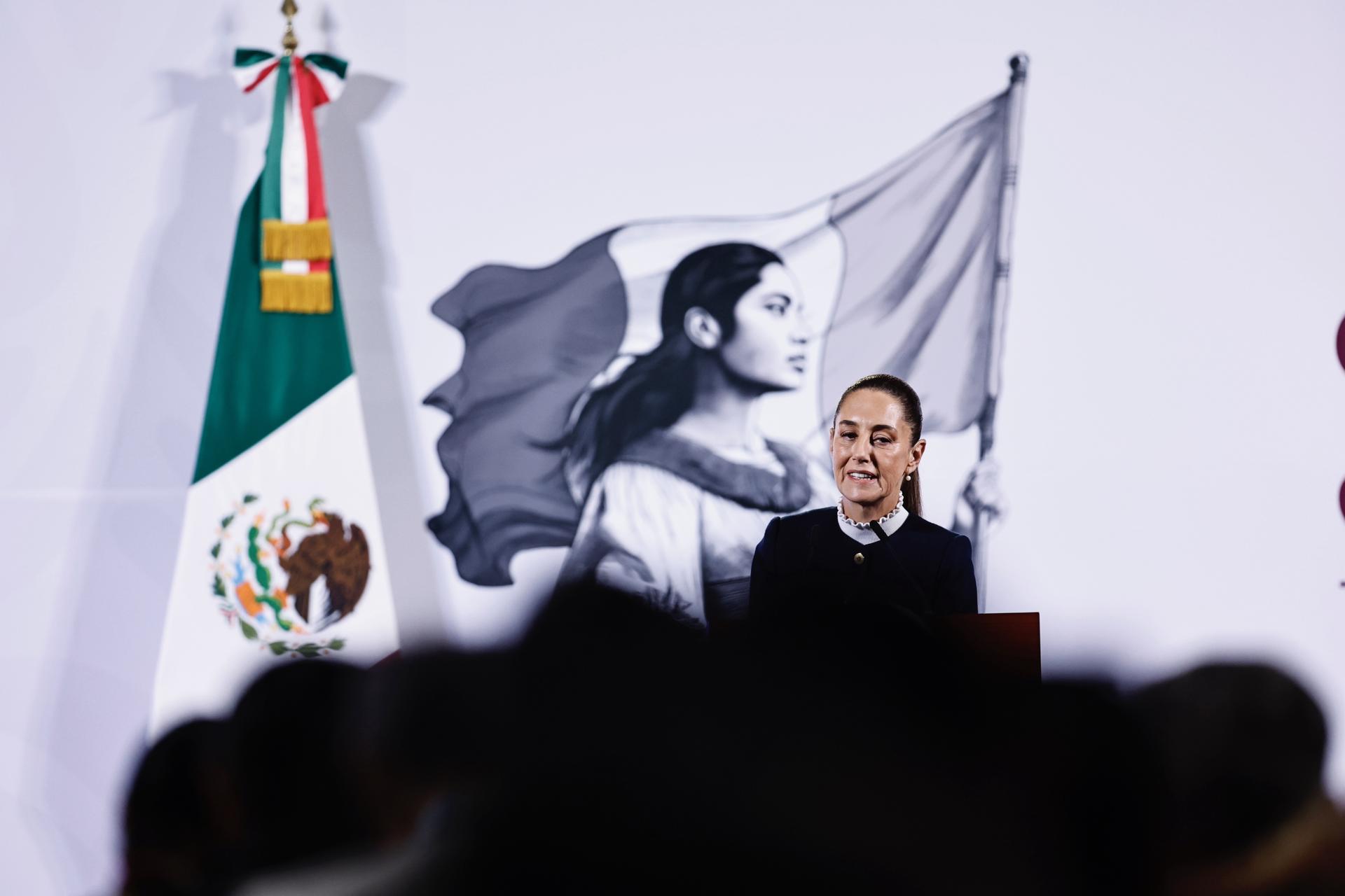 La presidenta de México, Claudia Sheinbaum, habla durante su rueda de prensa matutina en Palacio Nacional este martes, en Ciudad de México (México). EFE/ Sáshenka Gutiérrez
