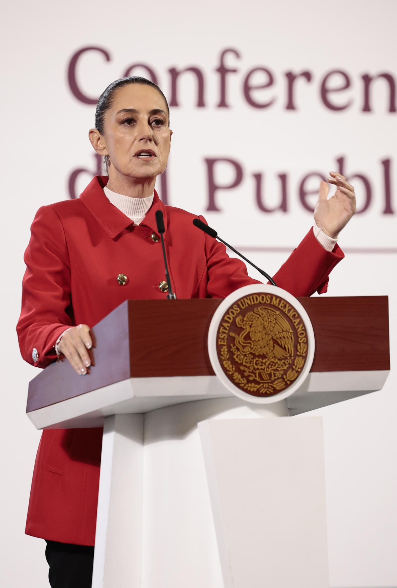 La presidenta de México, Claudia Sheinbaum, participa durante una rueda de prensa este viernes, en el Palacio Nacional de la Ciudad de México (México). EFE/ José Méndez
