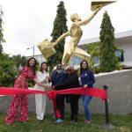 Fotografía cedida por el Ayuntamiento de Doral donde aparecen su alcaldesa, Christi Fraga (2i); las concejalas Nicole Reinoso (i) y Maureen Porras (d); el artista Nelson González (c), y su acompañante mientras cortan la cinta del "Monumento al Migrante" este viernes en el Legacy Park de Doral, Florida. EFE/Ayuntamiento de Doral /SOLO USO EDITORIAL /NO VENTAS /SOLO DISPONIBLE PARA ILUSTRAR LA NOTICIA QUE ACOMPAÑA /CRÉDITO OBLIGATORIO