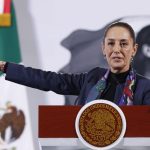 La presidenta de México, Claudia Sheinbaum, habla durante una rueda de prensa este jueves, en Palacio Nacional de la Ciudad de México (México). EFE/ Mario Guzmán