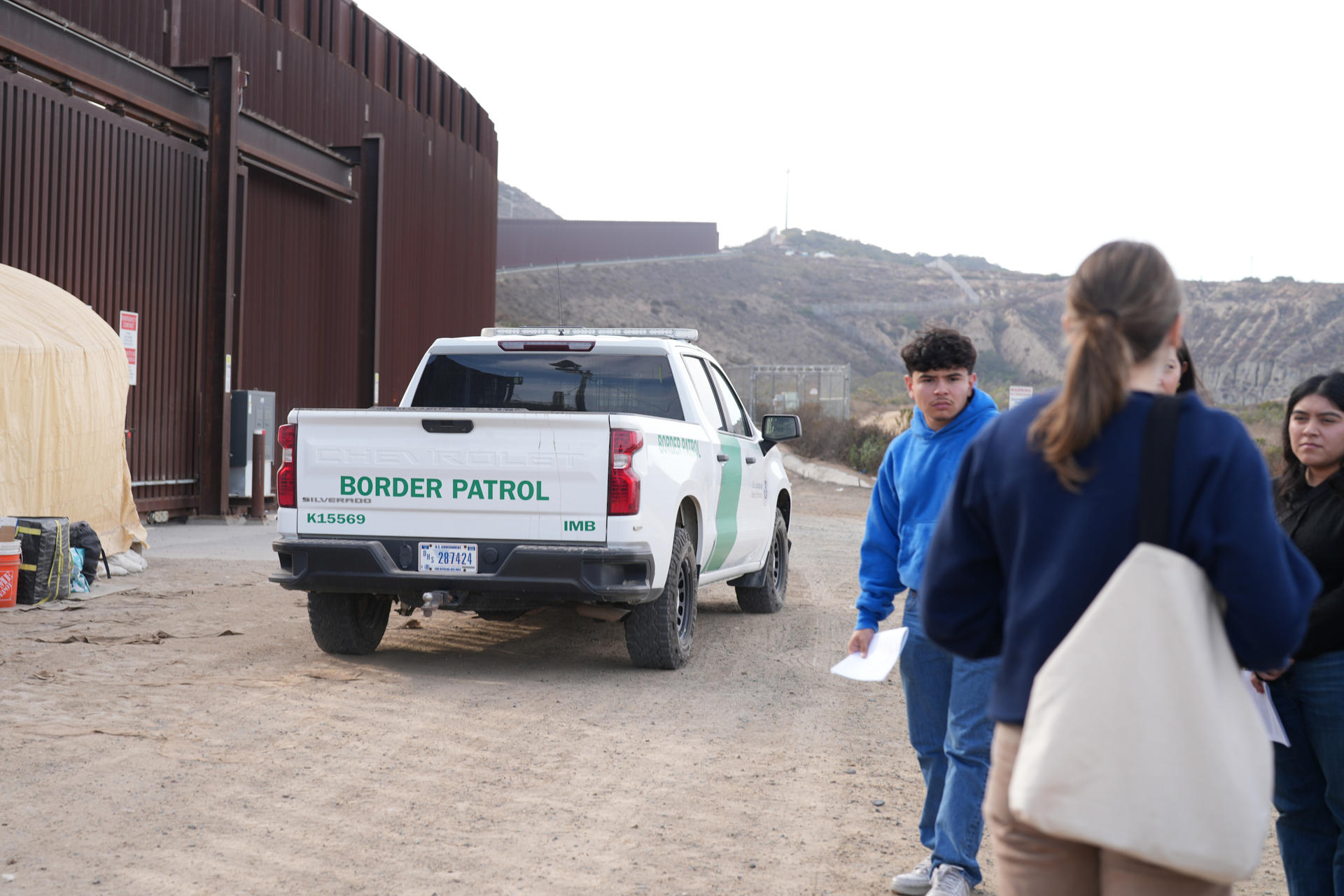 Una camioneta de la Patrulla Fronteriza vigila la frontera durante la celebración de la 'Posada sin Fronteras', la tradición de escenificar el viaje a Belén este sábado, en la frontera de San Ysidro, en San Diego, California (Estados Unidos). EFE/ Manuel Ocaño
