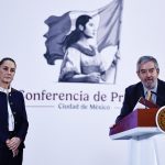 El canciller mexicano, Juan Ramón de la Fuente (d), habla durante su participación en una rueda de prensa de la presidenta de México Claudia Sheinbaum (i), en Palacio Nacional en la Ciudad de México (México). Imagen de archivo. EFE/Sáshenka Gutiérrez