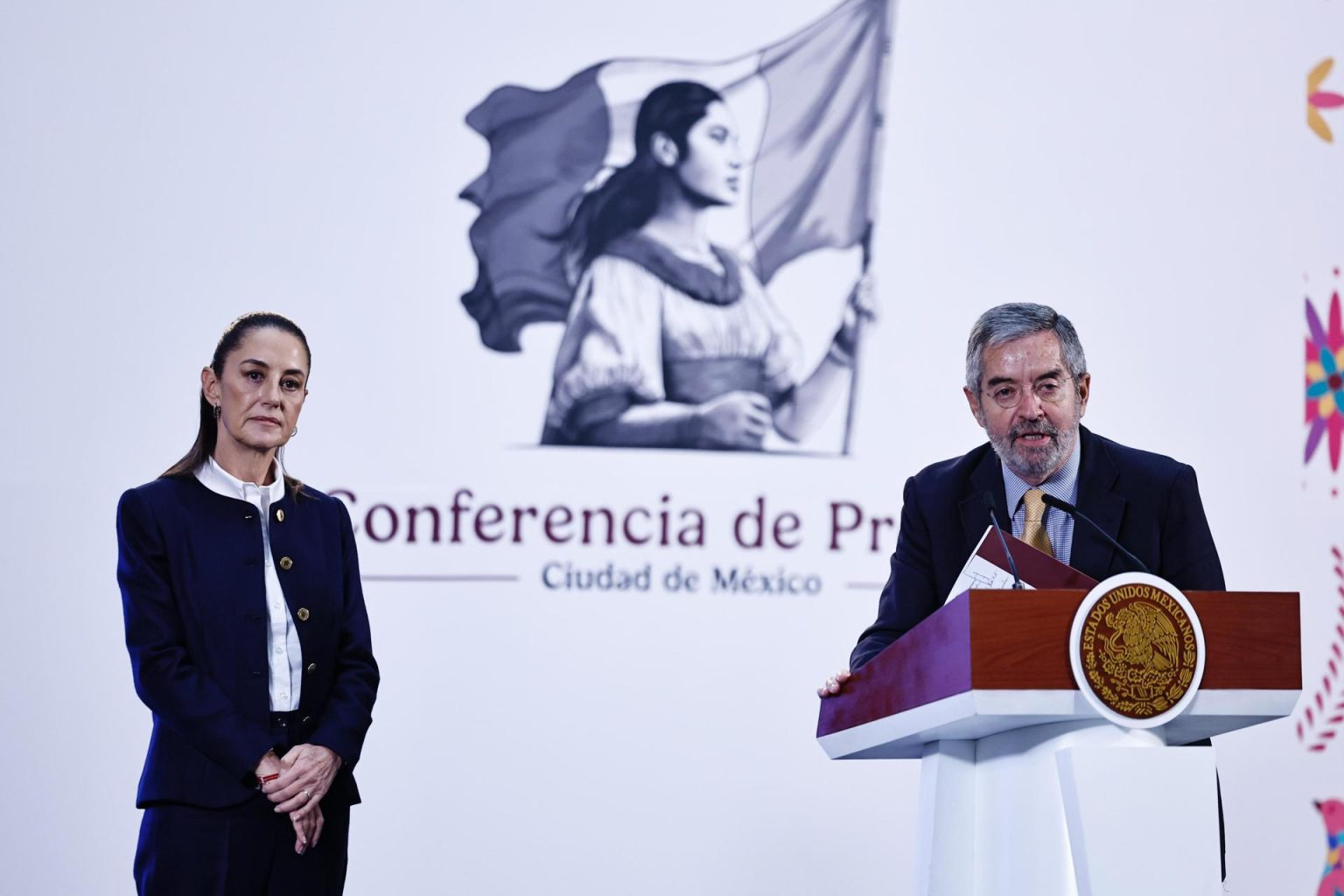 El canciller mexicano, Juan Ramón de la Fuente (d), habla durante su participación en una rueda de prensa de la presidenta de México Claudia Sheinbaum (i), en Palacio Nacional en la Ciudad de México (México). Imagen de archivo. EFE/Sáshenka Gutiérrez