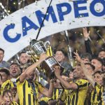 Jugadores de Peñarol celebran este domingo la conquista del Torneo Clausura uruguayo en el Estadio Campeón del Siglo, en Montevideo. El título los consagró además como campeones absolutos en el país. EFE/ Gastón Britos