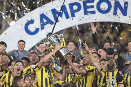 Jugadores de Peñarol celebran este domingo la conquista del Torneo Clausura uruguayo en el Estadio Campeón del Siglo, en Montevideo. El título los consagró además como campeones absolutos en el país. EFE/ Gastón Britos