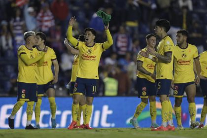 Jugadores de América celebran este domingo la clasificación a la final del Torneo Apertura mexicano. EFE/Isaac Esquivel