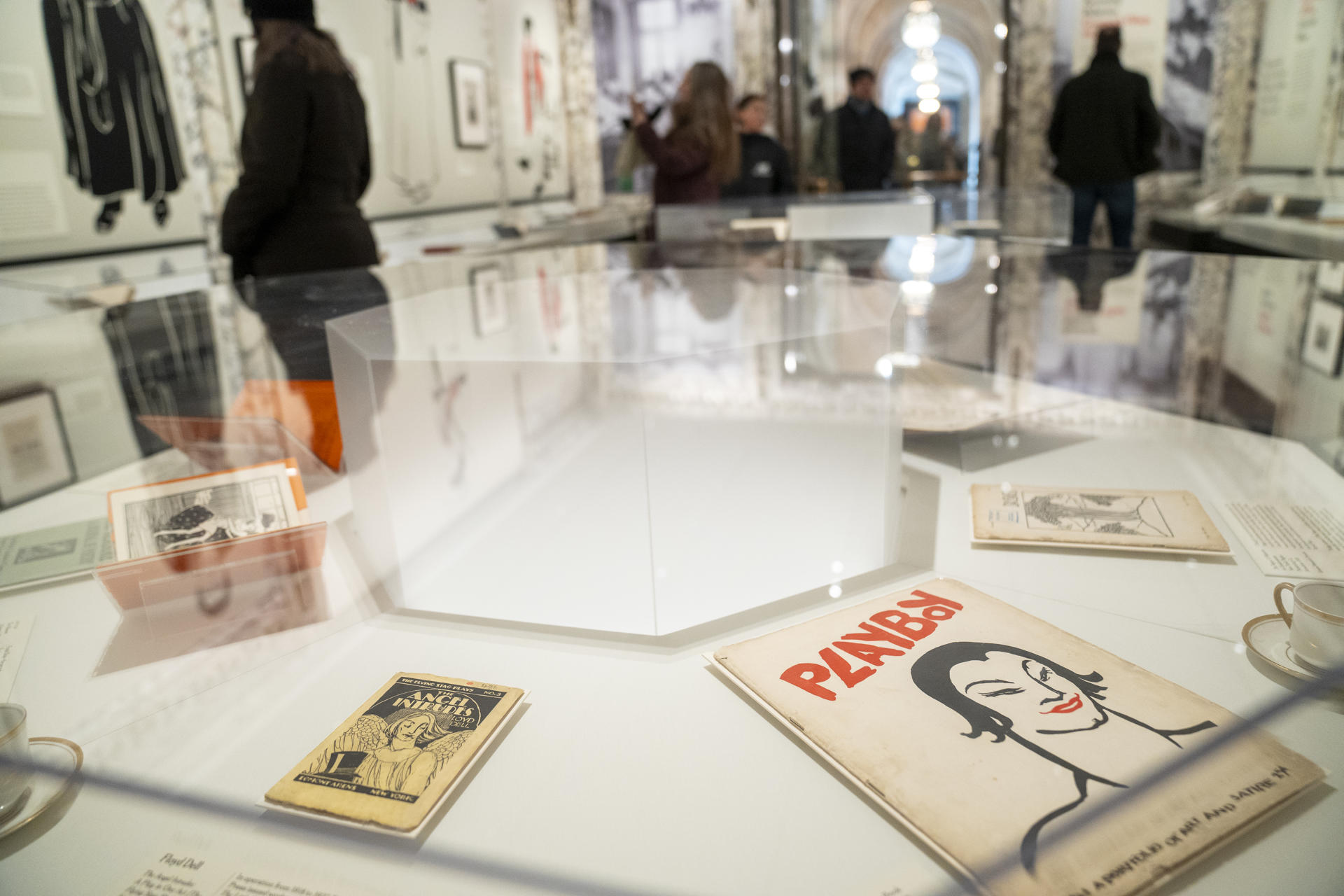 Fotografía que muestra libros y revistas exhibidas en la exposición 'Becoming Bohemia: Greenwich Village, 1912–1923' este martes, en la Biblioteca Pública de Nueva York en Manhattan (Estados Unidos). EFE/ Ángel Colmenares
