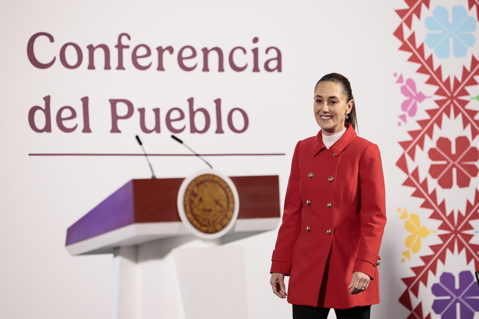 La presidenta de México, Claudia Sheinbaum, asiste a su conferencia de prensa matutina en Palacio Nacional de la Ciudad de México (México). EFE/José Méndez