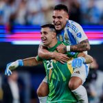 El guardameta Emiliano 'Dibu' Martínez (abajo) y el goleador Lautaro Martínez, al celebrar la victoria de la selección argentina de fútbol por 2-0 sobre Canadá, al final de una de las semifinales de la Copa América 2024, el pasado 9 de julio, en el estadio MetLife de East Rutherford (Nueva Jersey, EE.UU.). EFE/Justin Lane